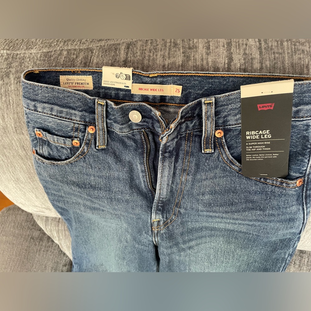 Levi's Women’s Ribcage Wide Leg Jeans, New With Tags, size 25 (length 32)